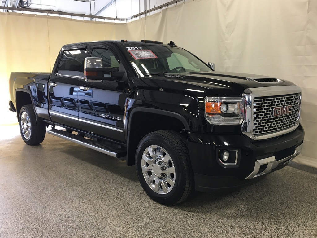 Pre-Owned 2017 GMC SIERRA 2500HD 4WD Crew Cab 153.7 Denali 4×4 Truck